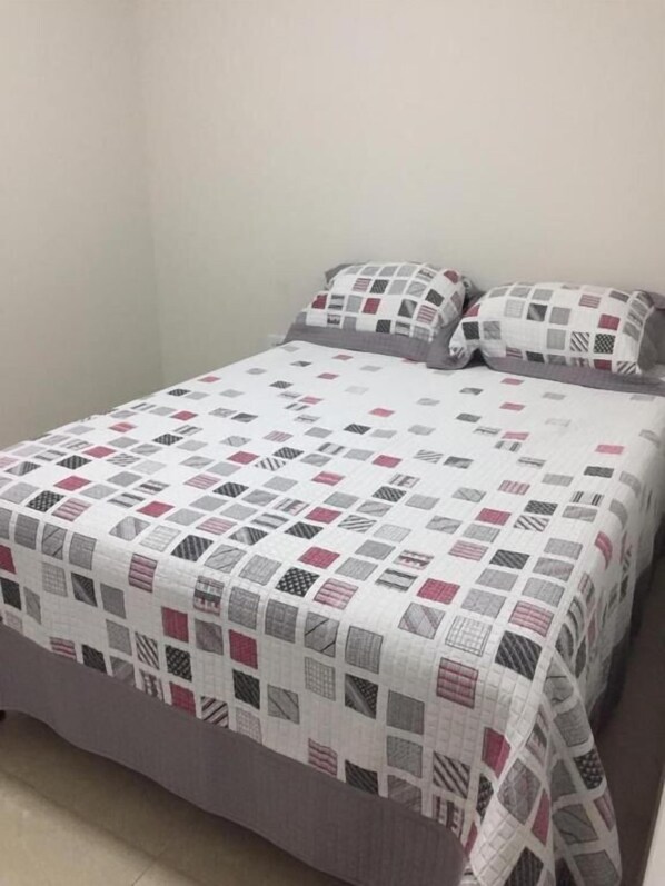 Departamento económico, 1 cama matrimonial y sofá cama | Wifi gratis y ropa de cama 