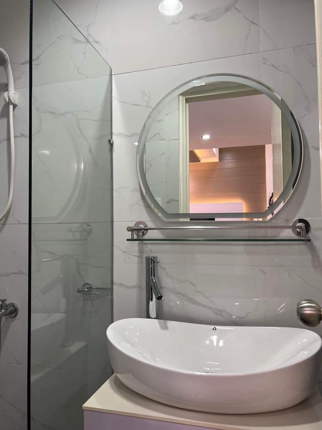 Bruser, hårtørrer, bidet, håndklæder