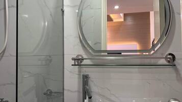 Bruser, hårtørrer, bidet, håndklæder