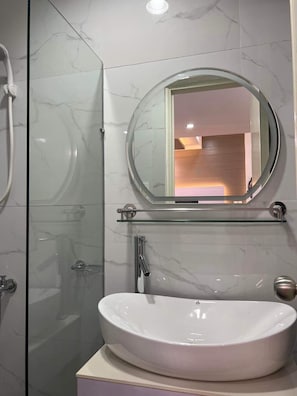Bruser, hårtørrer, bidet, håndklæder