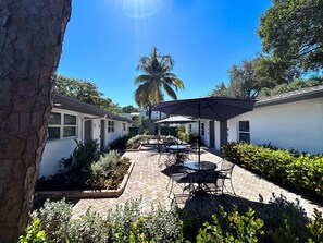 Outdoor dining - Serene Boutique Hotel in Fort Lauderdale (Fort Lauderdale)