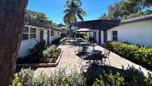 Outdoor dining - Luxurious Boutique Hotel in Fort Lauderdale (Fort Lauderdale)