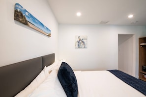 1 bedroom, desk, iron/ironing board, WiFi