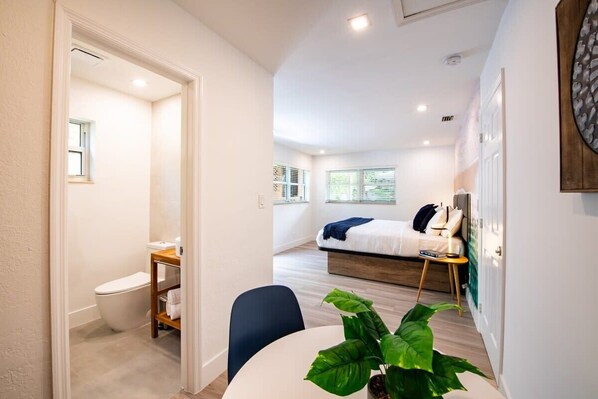 1 dormitori, escriptori, planxa i posts de planxar i wifi 