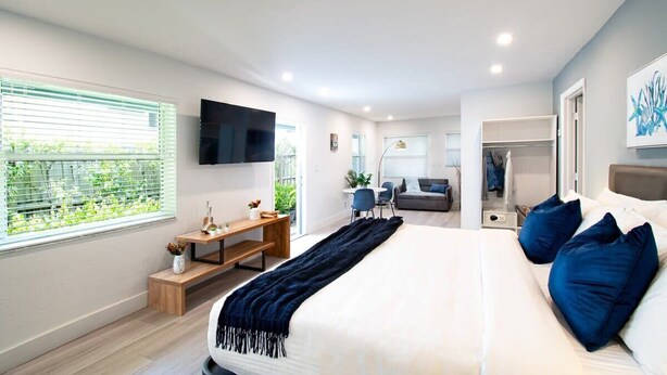 Unclassified image, 1 of 13, button - Stylish Suite with Tub in Fort Lauderdale (Fort Lauderdale)