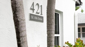 Unclassified image, 4 of 13, button - Stylish Suite with Tub in Fort Lauderdale (Fort Lauderdale)