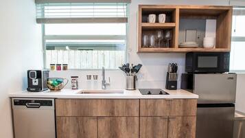 Fridge, microwave, stovetop, dishwasher