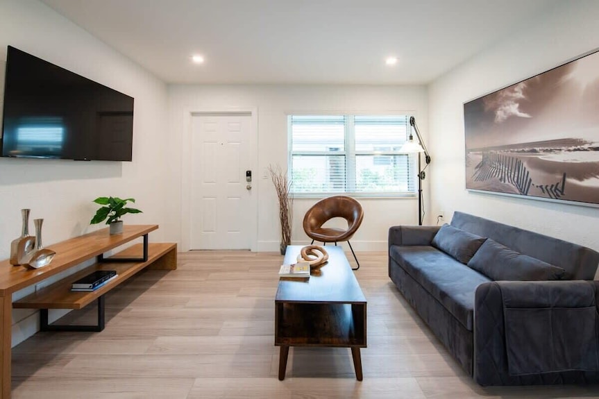 Modern Apt | Near Airport, Cruise & Downtown - Dania Beach, FL