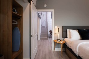 2 dormitorios, escritorio, tabla de planchar con plancha y wifi