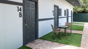 Outdoor dining - Fort Lauderdale Boutique Hotel Oasis (Fort Lauderdale)