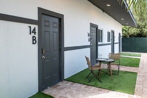 Outdoor dining - Fort Lauderdale Boutique Hotel Oasis (Fort Lauderdale)