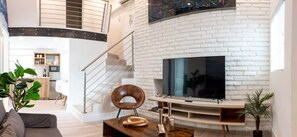 Una televisión, una oficina