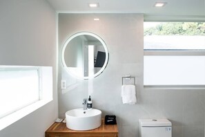 Regadera, secadora de cabello, toallas 