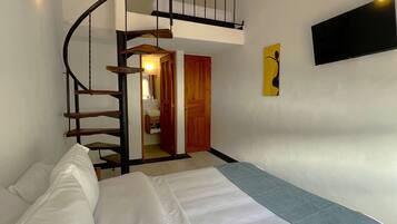 Habitación cuádruple Confort, 2 camas matrimoniales | Ropa de cama de alta calidad y espacio para trabajar con laptop