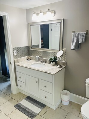 Haartrockner, Handtücher, Seife, Shampoo