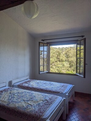 2 habitaciones y tabla de planchar con plancha 