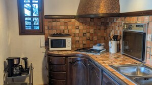 Private kitchen - Villa avec vue mer au calme- Le Roitelet (Roquebrune-sur-Argens)