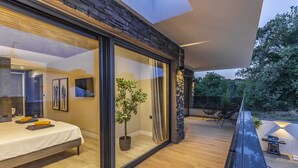 A modern bedroom with a large window, a bed, and a potted plant. - Luxury Villa Xquisite with Pool (Medulin)