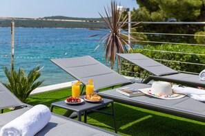 Property grounds - Beachfront Villa Mona Lisa with Pool (Šibenik)