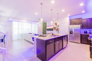 Fridge, microwave, oven, stovetop - Themed Home in Resort Near Disney 342102! (Davenport)