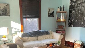Een gezellige woonkamer met een bank, salontafel en een decoratieve lamp.