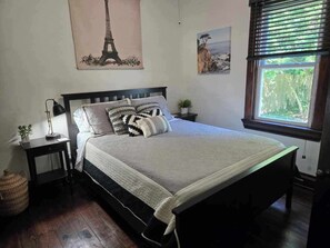 3 bedrooms, desk, iron/ironing board, WiFi