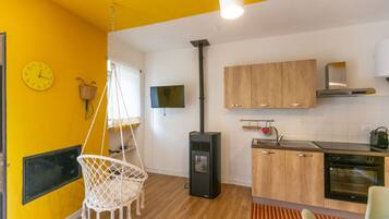 Kühlschrank, Ofen, Herdplatte, Wasserkocher mit Kaffee-/Teezubehör