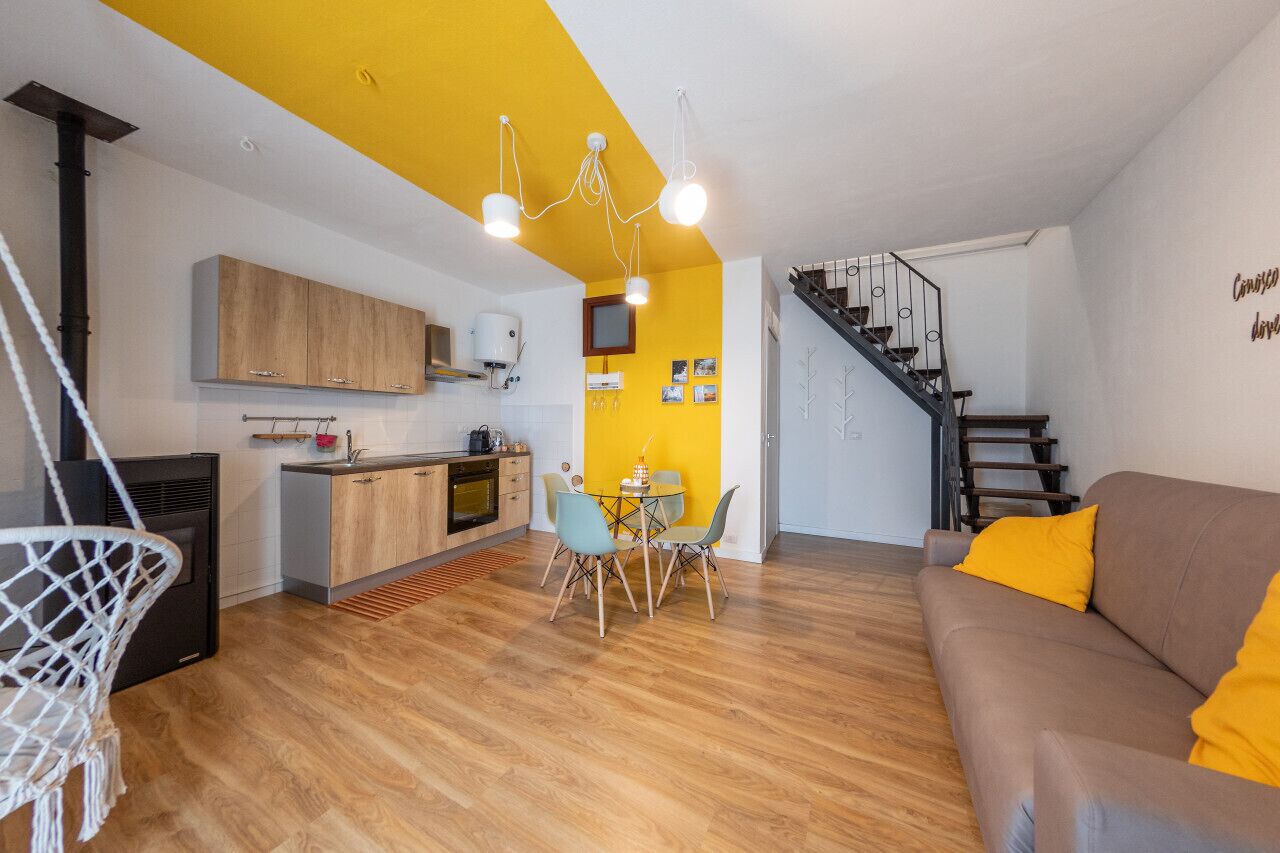 Un appartement moderne comprenant une cuisine, un coin repas et un salon.