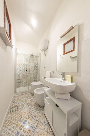 SĂšche-cheveux, serviettes fournies