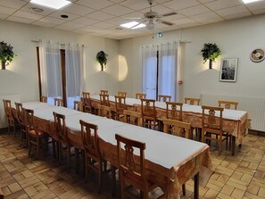 Daily buffet breakfast for a fee - Auberge de Moussy (Moussy)