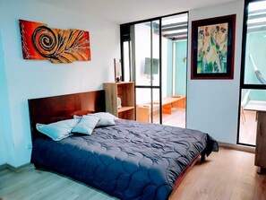 1 habitación, cubrecamas, decoración personalizada y muebles diferentes 