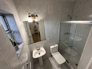 Shower, towels, toilet paper - Cozy 1-bedroom apartment in fabulous North Miami Beach close to many attractions (North Miami Beach)