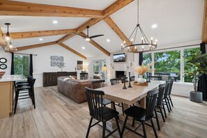 Dining - Lake Front Beauty North of Nashville (Gallatin)