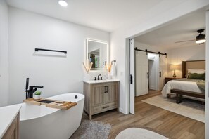 4 bedrooms, desk, iron/ironing board, free WiFi