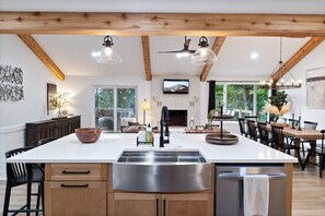 Interior - Lake Front Beauty North of Nashville (Gallatin)