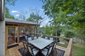 Outdoor dining - Lake Front Beauty North of Nashville (Gallatin)