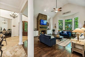 Smart TV, fireplace, DVD player, table tennis - New Listing - Mountain Hideaway North Nashville (Hendersonville)