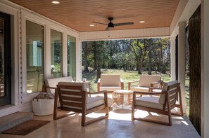 Terrace/patio - Urban Rustic Lakeside Retreat with Dock, Sleeps 20 (Gallatin)