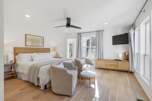 5 室のベッドルーム、デスク、アイロン / アイロン台、旅行用ベビーベッド