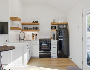 Frigorífico, microondas, horno y placa de cocina