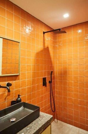 Een douche, een haardroger, handdoeken, zeep