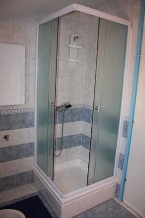 Shower, towels - Verner - two bedroom with sea view balcony (Zadar)