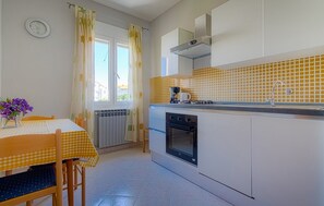 Frigorifero, forno, piano cottura, lavastoviglie