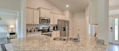 ثلاجة، ميكروويف، فرن، موقد طهي مسطح