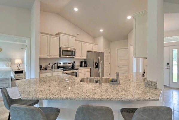 冷蔵庫、電子レンジ、オーブン、コンロ