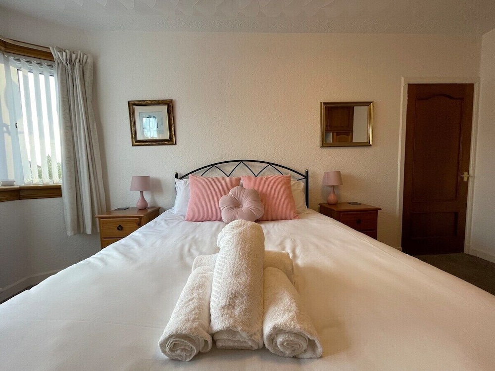 1930s 3Bed House in Quiet Village w/ Mature Garden Vrbo