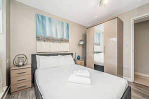 2 bedrooms, desk, iron/ironing board, free WiFi - Modern Apartment by Whitechapel Hospital - Pass the Keys (London)