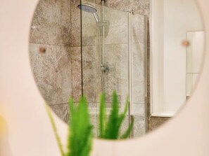 Dusche, Haartrockner, Handtücher