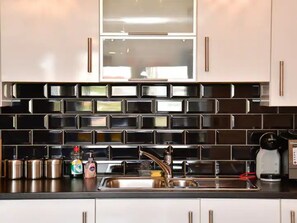 Kühlschrank, Mikrowelle, Ofen, Geschirrspüler