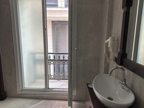 Kamar Double Klasik | Kamar mandi
